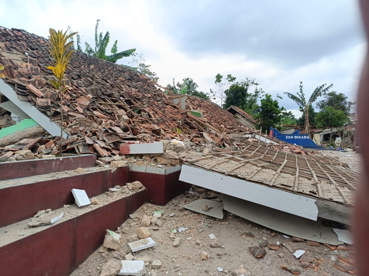 Update terbaru gempa Cianjur, berapa korban meninggal? BNPB ungkap jumlah warga yang masih tertimbun reruntuhan.