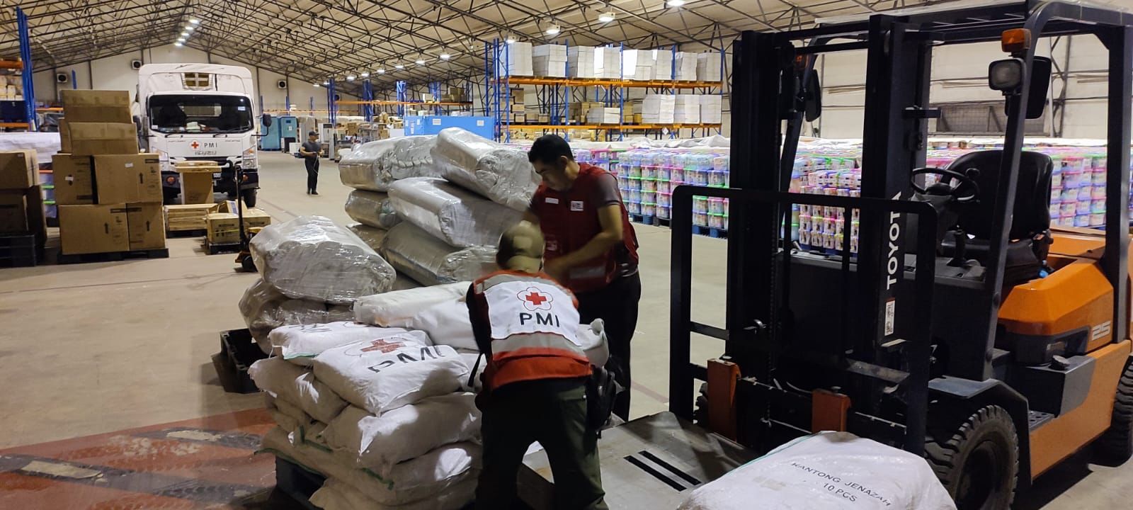 Relawan PMI mempersiapkan distribusi bantuan untuk korban gempa di Kabupaten Cianjur