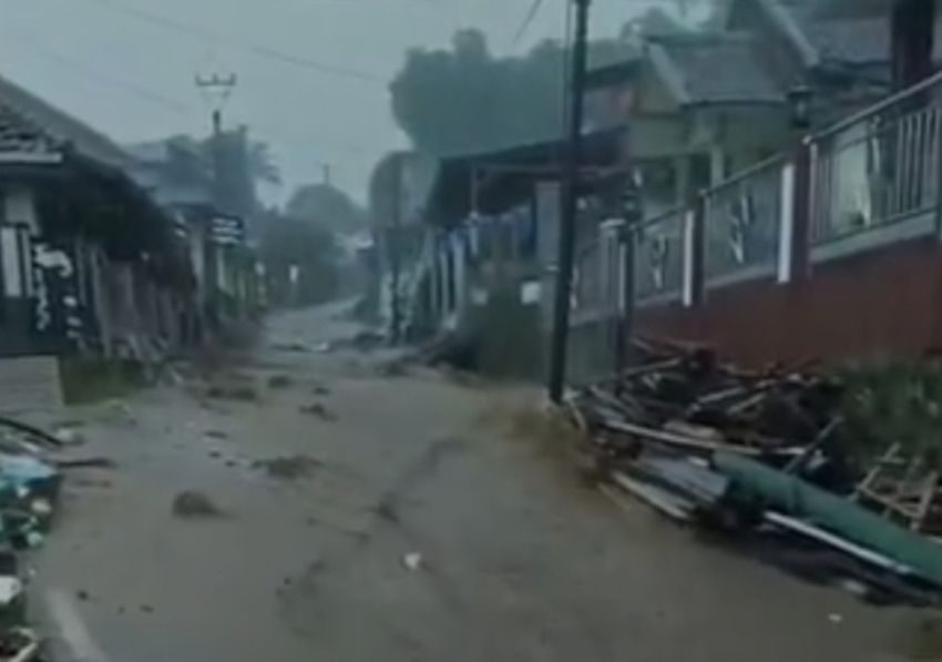 Selain Gempa Susulan, Jalan Utama dari Arah Gunung Gede ke Cugenang Longsor dan Banjir Akibat Hujan Deras