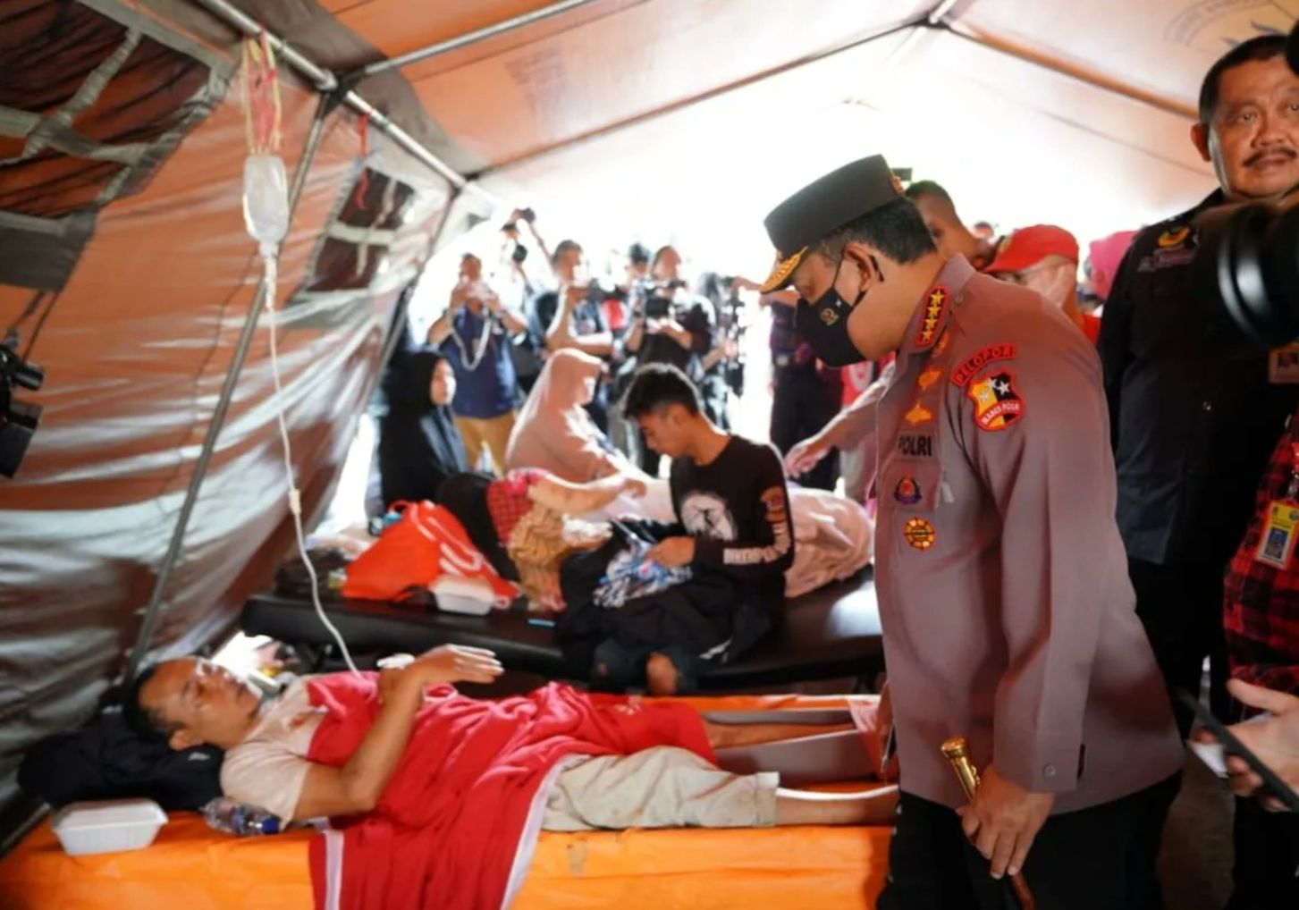 Kapolri Jenderal Polisi Listyo Sigit Prabowo jenguk korban gempa Cianjur dan pengungsi di Jawa Barat, pastikan bantuan terpenuhi maksimal.