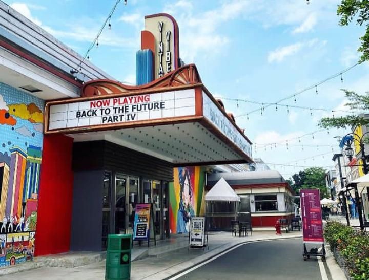 Gedung teater atau bioskop ala New York Amerika di Broadway Alam Sutera yang jadi salah satu spot foto favorit pengunjung./Tangkapan Layar/Instagram @flavorbliss