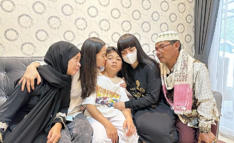 Menurut kesaksian adik kesayangan Dinar Candy ini, Cecep mengaku sempat merasakan guncangan gempa.