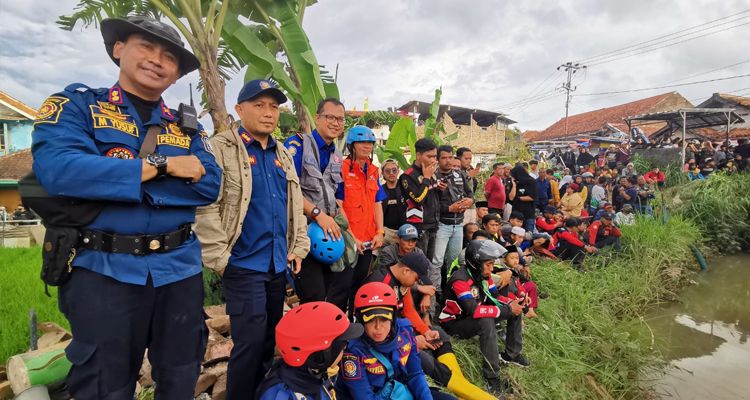 Tim Rescue Diskar PB Kota Bandung evakuasi korban gempa bumi di Cianjur.