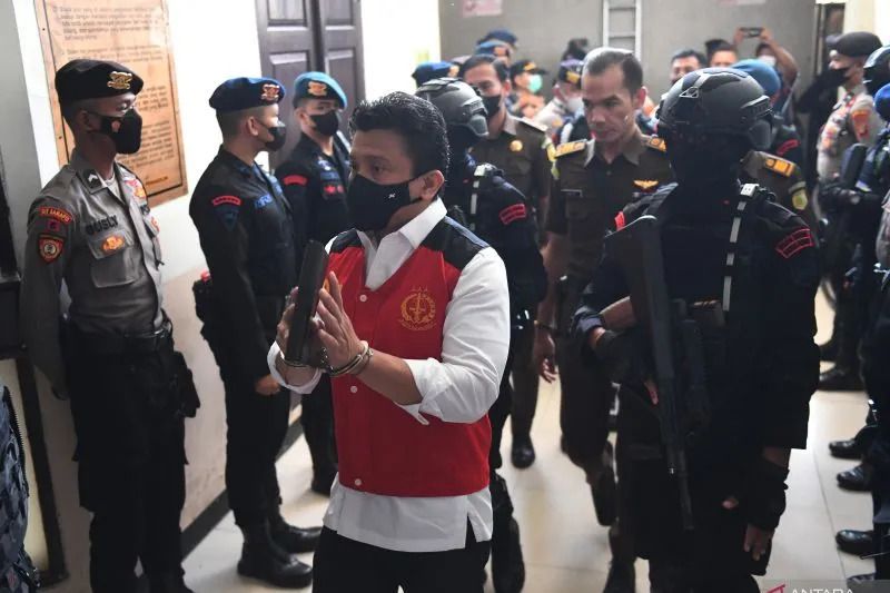 Terdakwa kasus pembunuhan Brigadir Nofriansyah Yosua Hutabarat, Ferdy Sambo (tengah), berjalan untuk mengikuti sidang lanjutan di PN Jakarta Selatan, Jakarta, Selasa 22 November 2022