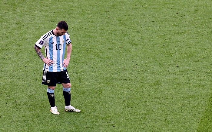 Kekalahan Argentina dari Saudi Arabia merupakan pukulan berat dan menyakitkan bagi Lionel Messi 