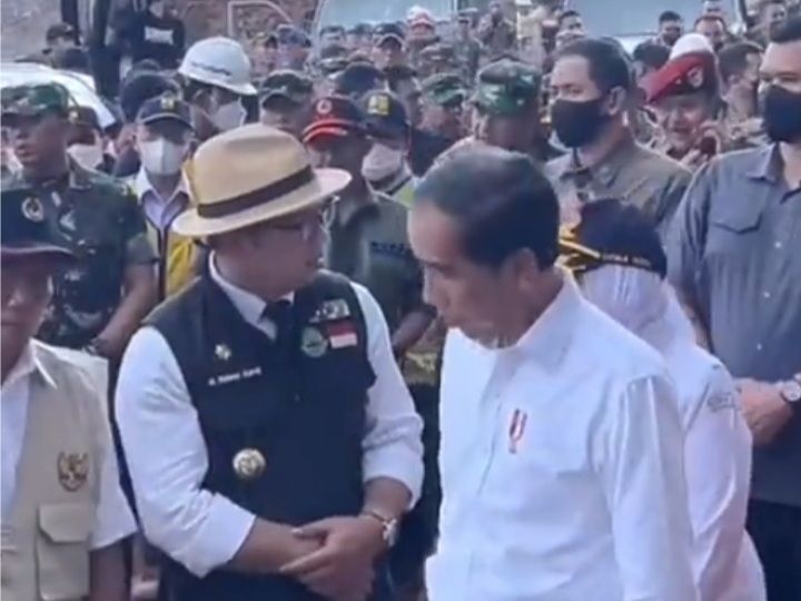 Presiden dan Gubernur di tengah-tengah lokasi pengungsian gempa Cianjur, Selasa 22 Nopember 2022/foto dari akun twitter @ridwankamil