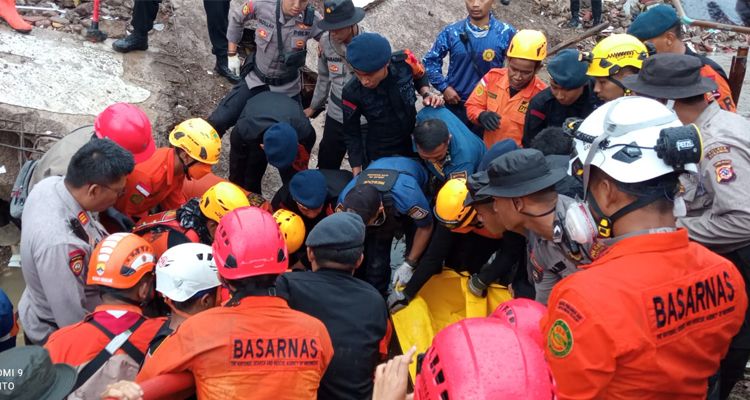 Tim Rescue Diskar PB Kota Bandung evakuasi korban gempa bumi di Cianjur.