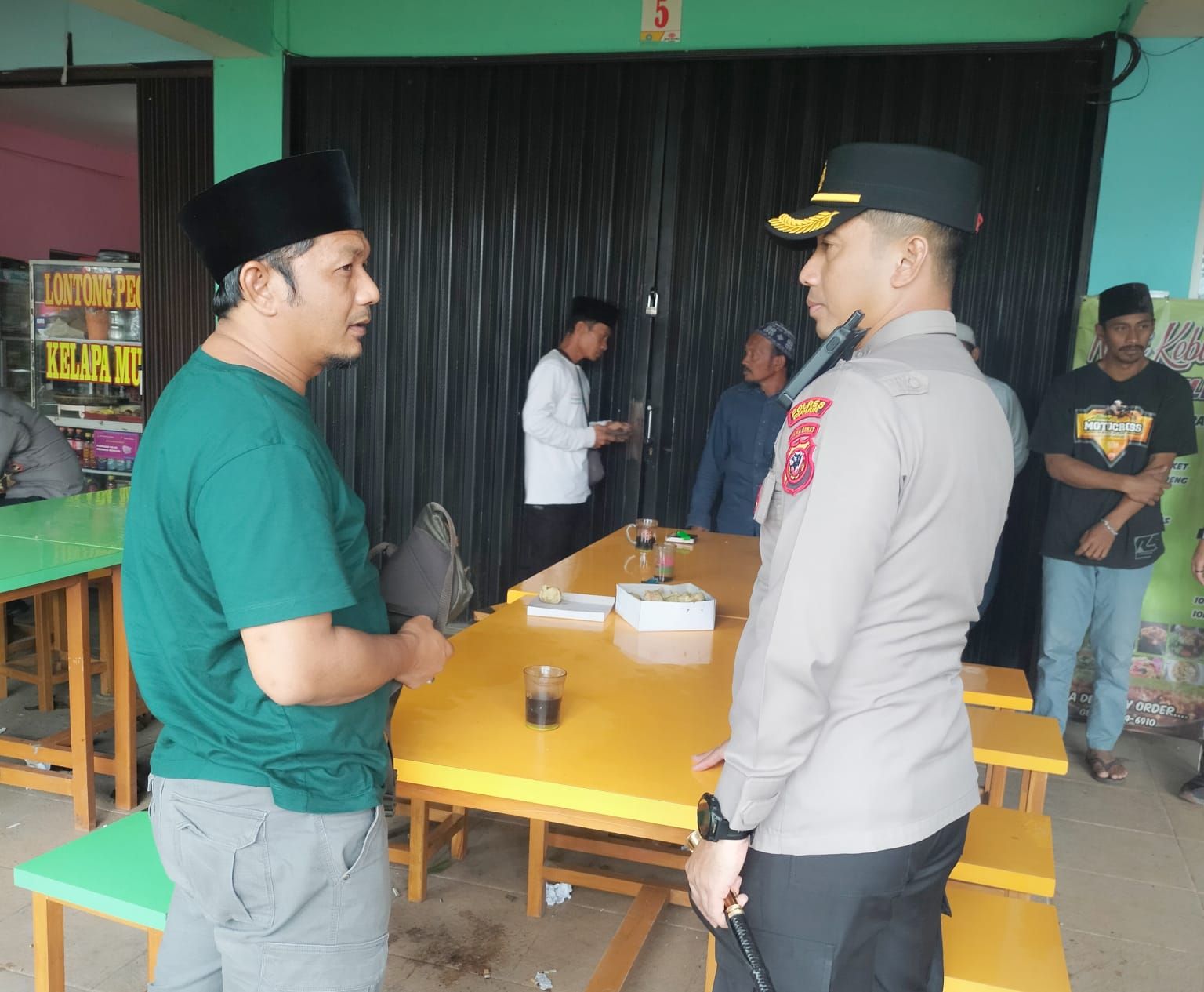 Pimp.Ponpes Lembur Cahaya, Gus Deni Nawawi sedang berkoordinasi dengan Kapolres Cianjur AKBP Doni Hermawan untuk menyalurkan bantuan kepada para korban gempa.