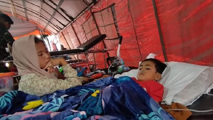 Tiga hari pasca gempa Cianjur, Azka (4 tahun) ditemukan selamat tertimbun dibalik reruntuhan 