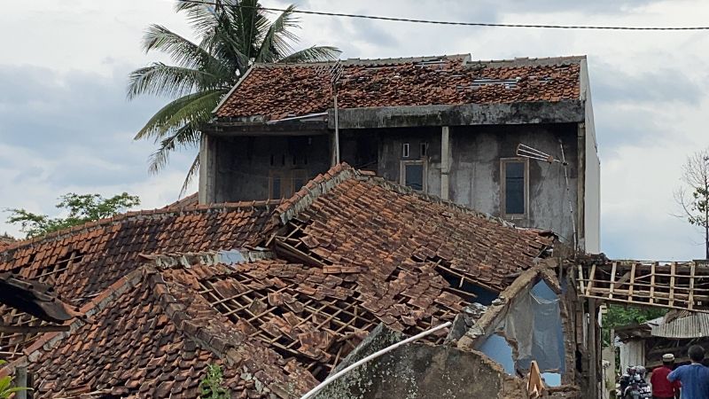 Salah satu rumah warga di Kabupaten Cianjur, Provinsi Jawa Barat ambruk setelah diguncang gempa 5,6 Magnitudo pada Senin 21 November 2022 lalu.