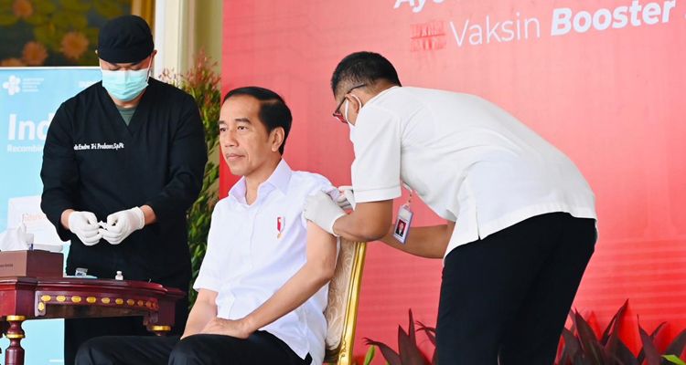 Presiden Jokowi menerima vaksinasi COVID-19 penguat kedua di halaman Istana Kepresidenan Bogor, Jawa Barat, pada Kamis (24/11/2022). 