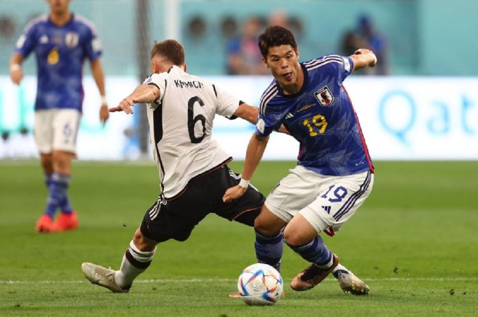 Pemain Jepang Hiroki Sakai (kanan) beraksi melawan Joshua Kimmich dari Jerman dalam pertandingan Grup E Piala Dunia FIFA 2022 di Stadion Internasional Khalifa di Doha, Qatar, pada 23 November 2022. Jepang mengalahkan Jerman 2-1.  