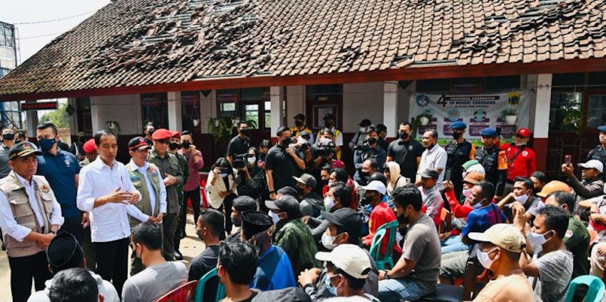 Presiden Joko Widodo saat meninjau penanganan dampak bencana di Kabupaten Cianjur, Kamis 24 November 2022, di SDN Cugenang. 