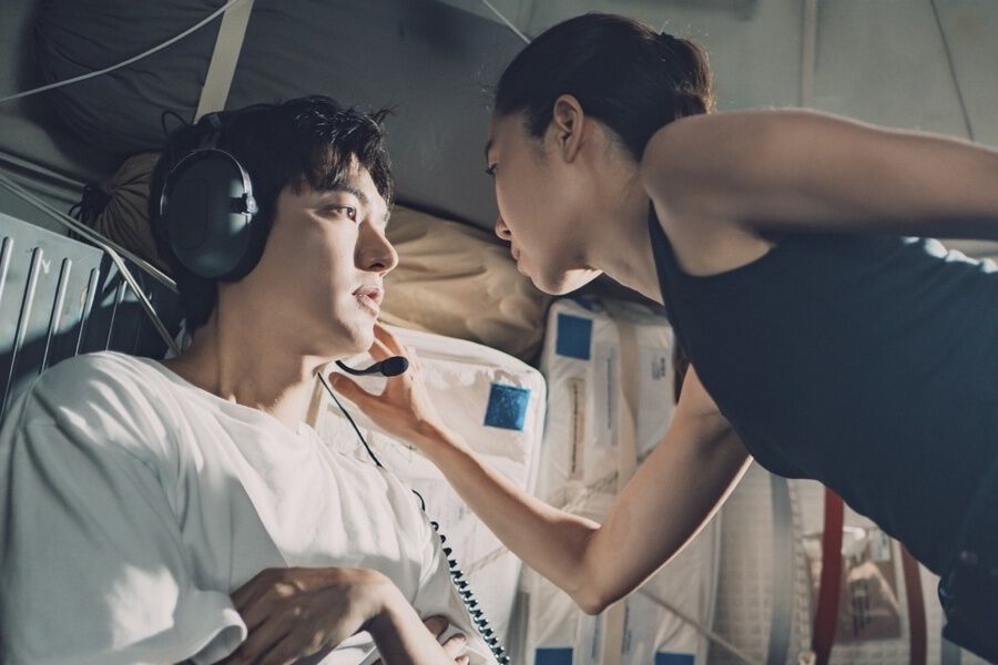 Gong Hyo Jin dan Lee Min Ho Saling Jatuh Cinta di Perjalanan Luar Angkasa Dalam Drama Ask the Stars.