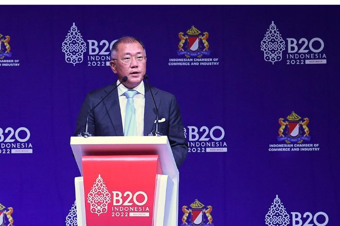 Executive Chair Hyundai Motor Group (HMIG), Euisun Chung, hadiri perhelatan B20 Summit 2022 di Bali memberikan pidato.