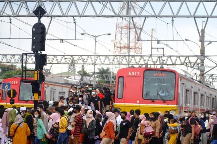 Sejumlah penumpang turun dari KRL Commuter Line di Stasiun Bogor, Jawa Barat.