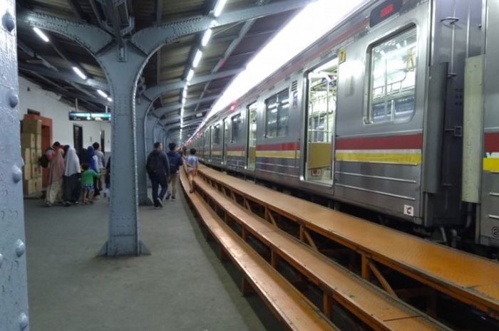 Sejumlah penumpang sedang menunggu kereta Commuter Line menuju Bogor di Stasiun Jakarta Kota.