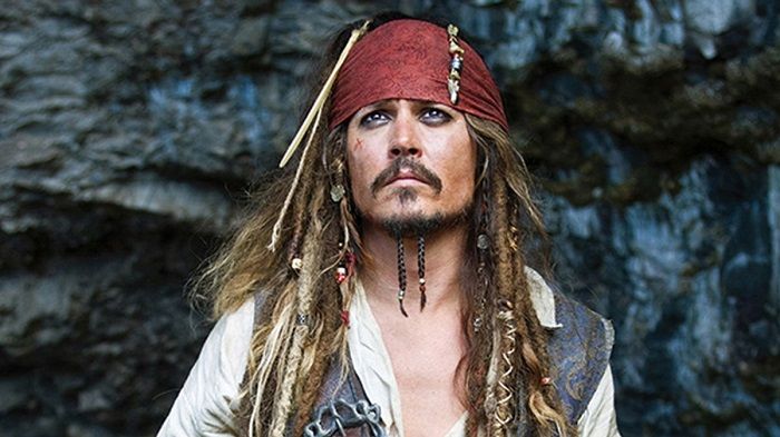Johnny Depp sebagai Jack Sparrow dalam “Pirates of the Caribbean”.*  