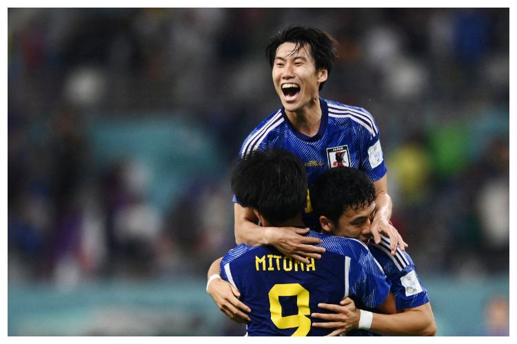 Timnas Jepang merayakan kemenangan setelah berhasil menundukkan Jerman dengan skor 2-1 di babak penyisihan Grup E Piala Dunia 2022, Rabu, 23 November 2022.