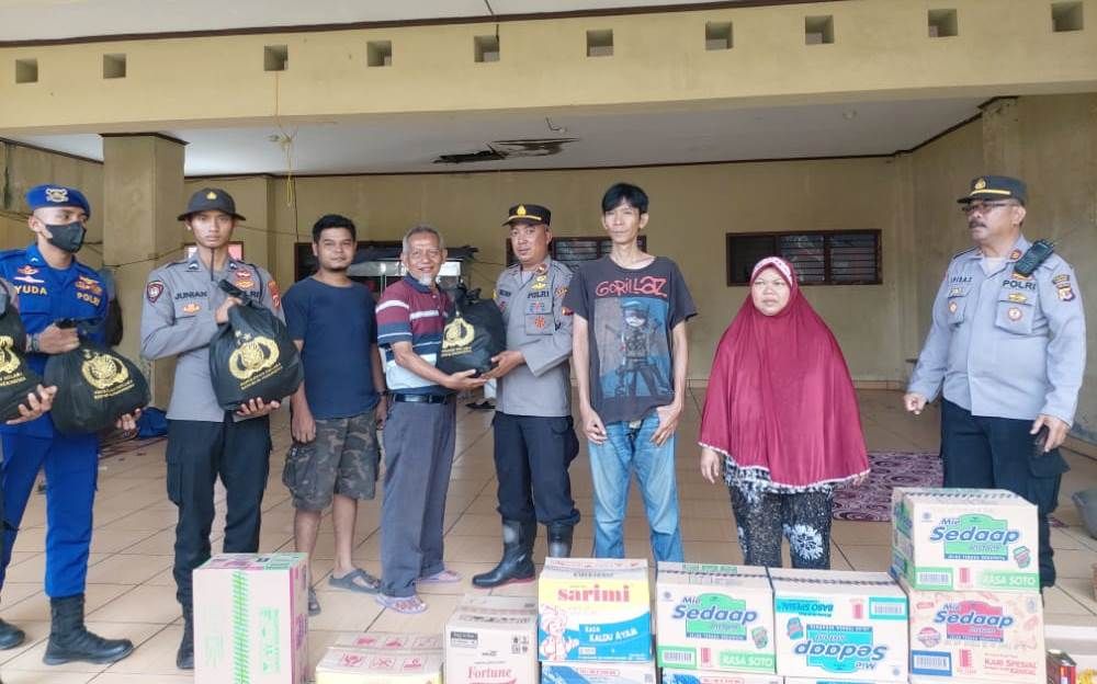 Anggota Polres Pangandaran menyerahkan bantuan logistik kepada korban gempa Cianjur, Rabu 23 November 2022.
