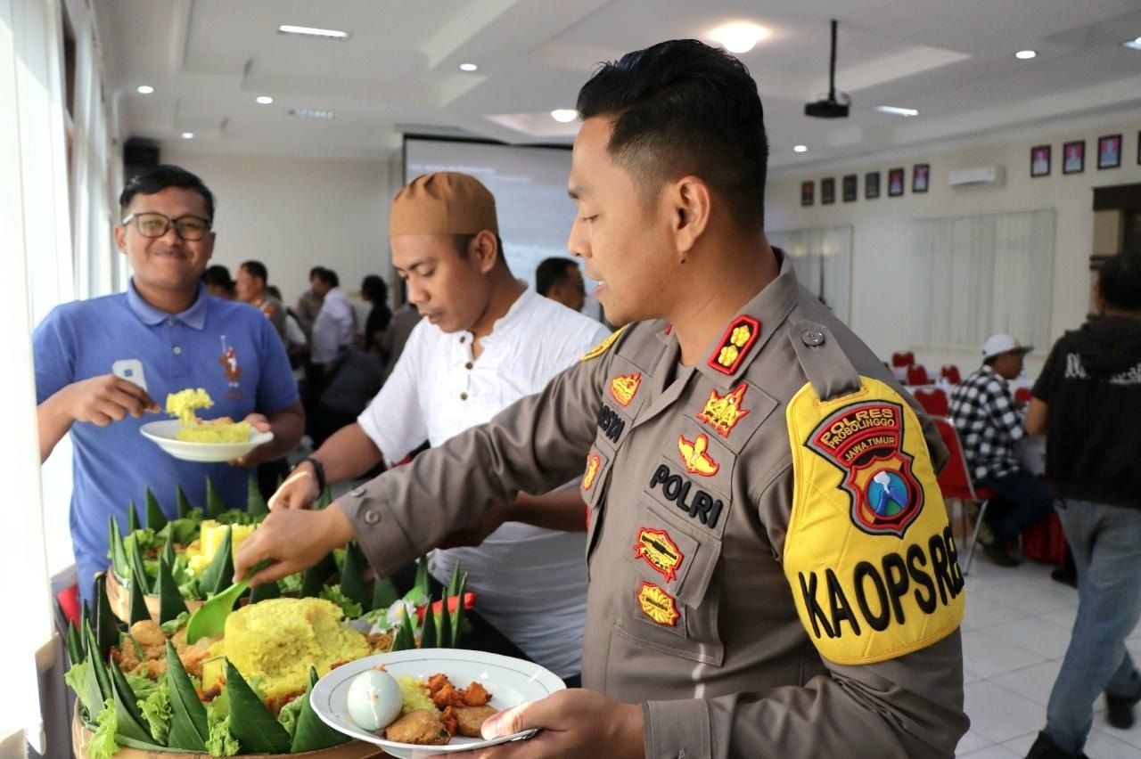 Kapolres Probolinggo bersama Jurnalis Probolinggo. /zona Surabaya Raya/Ahmad Saifullah