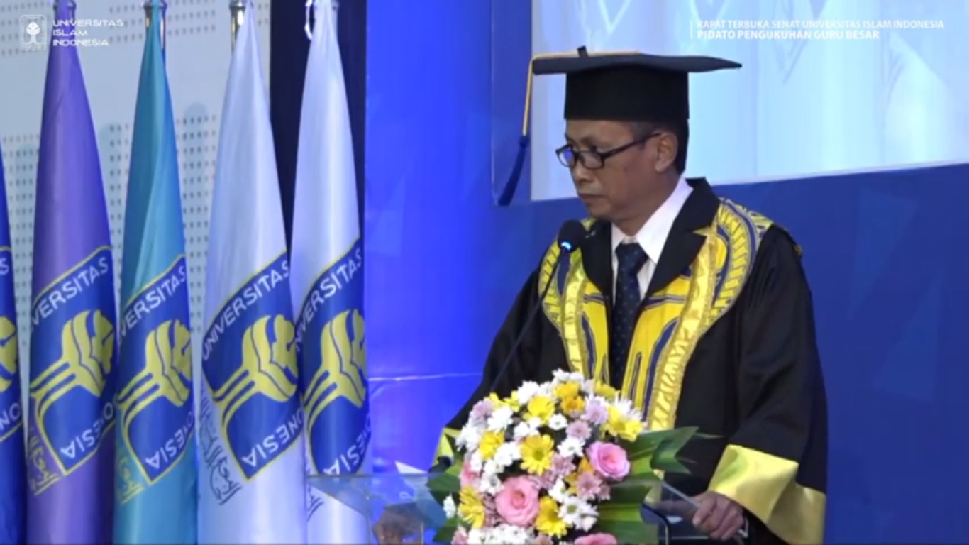 Prof. Drs. Agus Widarjono, M.A., Ph.D dikukuhkan sebagai guru besar Bidang lmu Ekonomi.