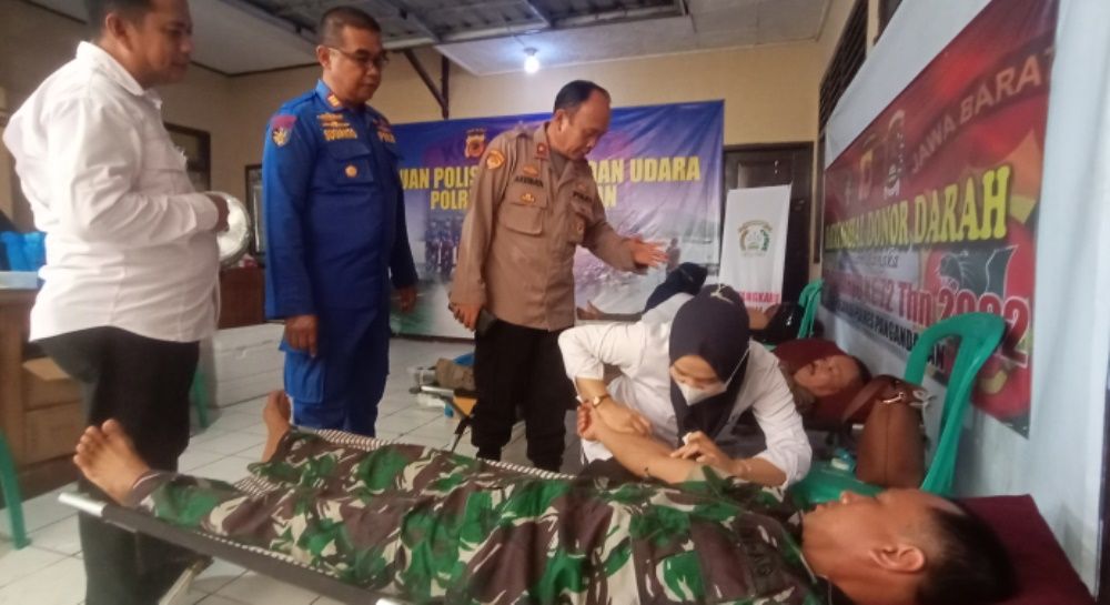 Wakapolres Pangandaran Kompol Arisbaya saat meninjau pelaksanaan donor darah di Mako Sat Polairud Pangandaran, Kamis 24 November 2022.