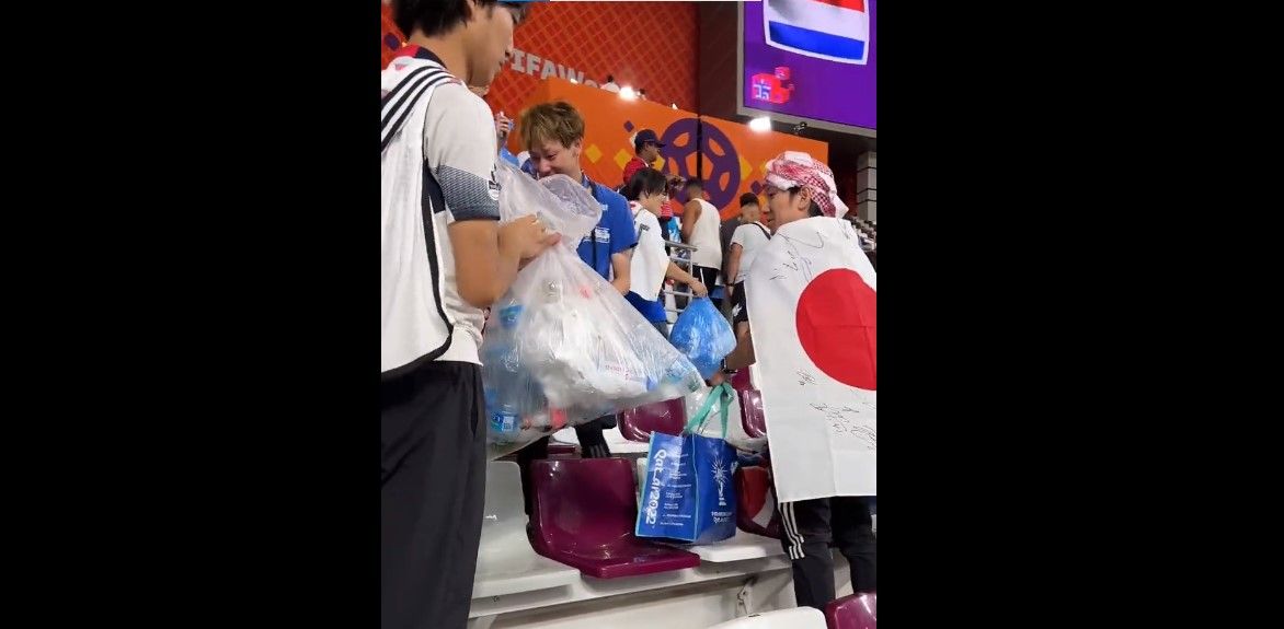 Aksi suporter Jepang yang memunguti sampah di Stadion Internasional Khalifa menuai pujian dari masyarakat.
