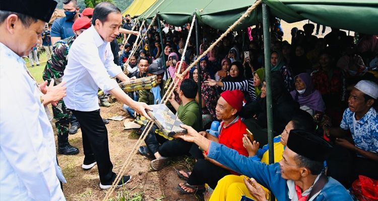 Presiden RI Jokowi berikan bantuan bagi korban gempa bumi di Cianjur. Ada yang dapat bantuan uang Rp5 juta.
