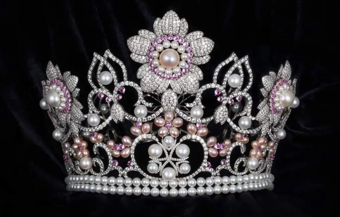 Mahkota baru Miss International 2022 yang dibuat oleh perusahaan Long Beach Pearl, Vietnam.