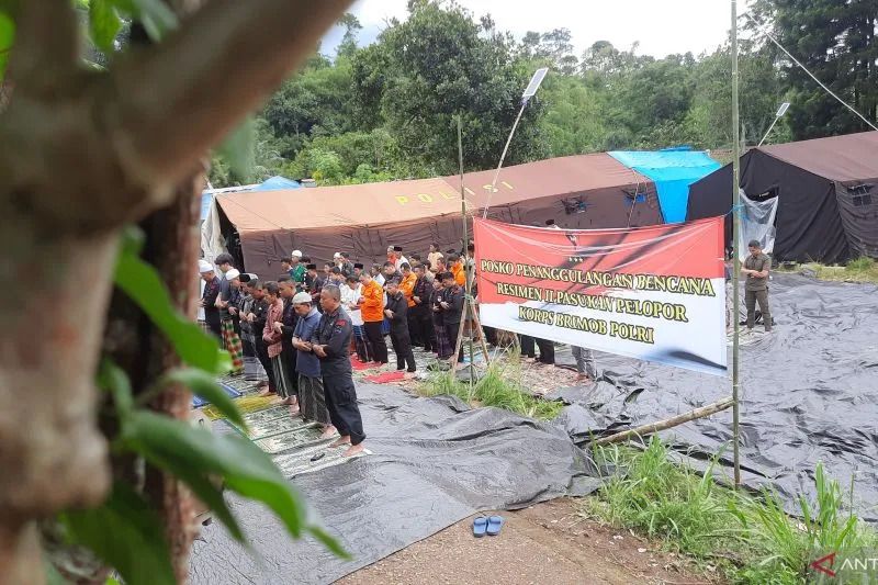 Warga penyintas gempa di Kampung Banjar Pinang, Cianjur bersama Tim SAR melaksanakan Shalat Jumat berjamaah, Jumat  25 November 2022