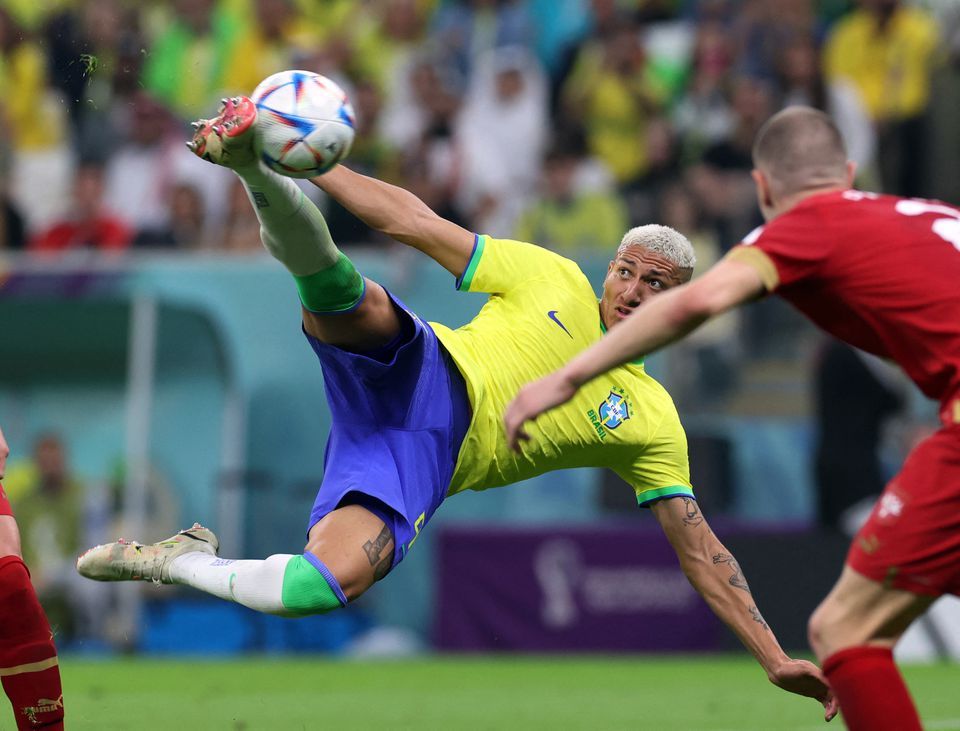 Pemain Brasil, Richarlison mencetak gol kedua ke gawang Serbia dengan tendangan voli.*  