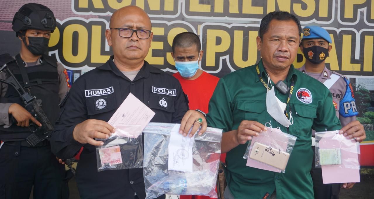 Kasatserse Narkoba Polres Purbalingga menunjukan barang bukti tindak penyalahgunaan narkoba, Jumat 25 November 2022
