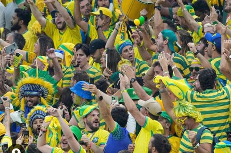 Suporter Brasil larut dalam kegembiraan seusai tim kesayangannya menang 2-0 atas Serbia dalam ajang Piala Dunia 2022 Qatar, Kamis 25 November 2022 dini hari.