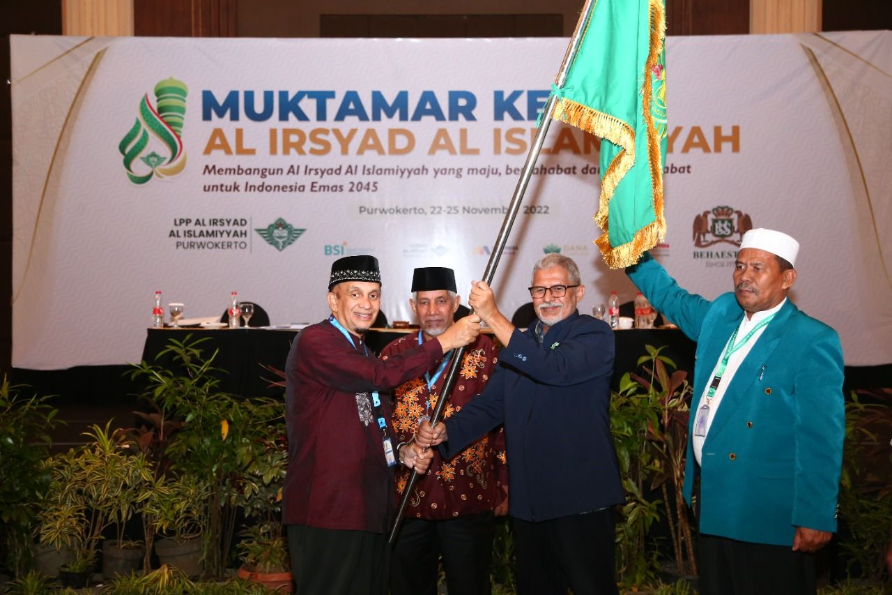 Ustaz Dr. Faisol Nasar Bin Madi, M.A. (batik coklat) terpilih kembali sebagai Ketua Umum Al Irsyad Al Islamiyyah. Kemudian Ustaz Ir. Syarif Baasir (jaket biru) terpilih menjadi Ketua Dewan Syuro Al Irsyad Al Islamiyyah menggantikan Ustaz KH. Abdullah Djaidi. Tampak keduanya menerima panji Al Irsyad 