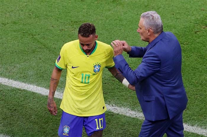 Pelatih Brasil Tite dengan Neymar setelah dia diganti.