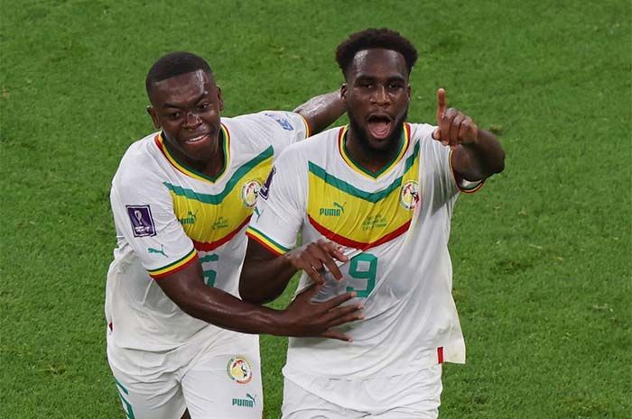 Boulaye Dia dari Senegal merayakan gol pertama mereka dengan Nampalys Mendy.