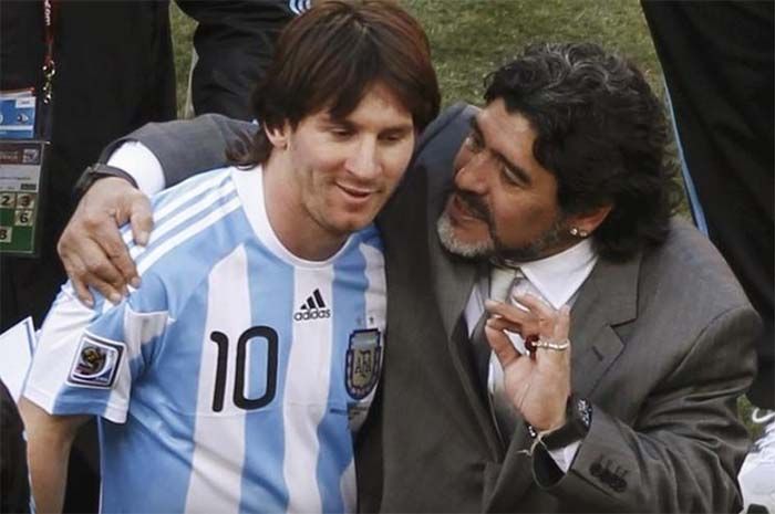 Pelatih Argentina Diego Maradona (kanan) memeluk Lionel Messi setelah pertandingan Piala Dunia 2010 di Grup B melawan Korea Selatan di stadion Soccer City di Johannesburg, 17 Juni 2010.