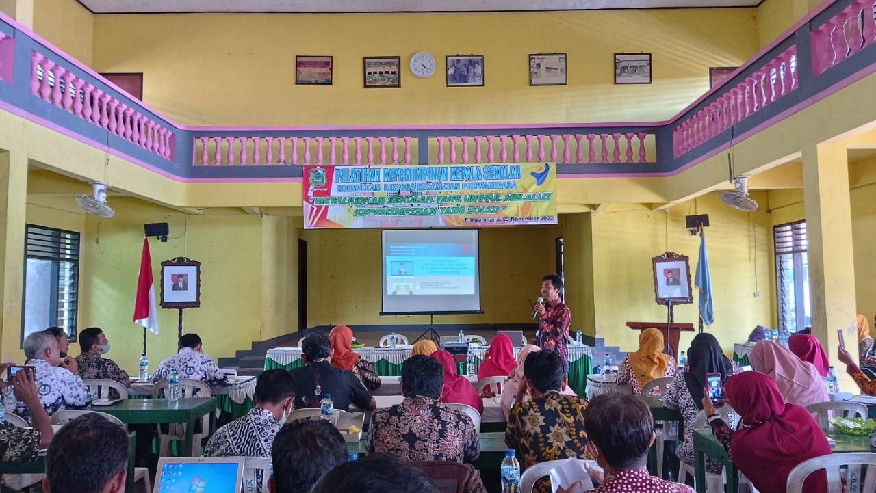 Anggota Ilmuwan pada Akademi Ilmuwan Muda Indonesia (ALMI) Dr Tuswadi menyampaikan materi tentang leadership dan Capaciti building di depan puluhan guru dan kepala sekolah di Kecamatan Purwanegara