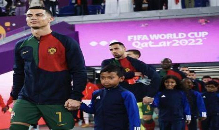 Cristiano Ronaldo menggandeng Brow, anak Indonesia, yang menjadi pemain pendamping laga Portugal vs Ghana.*  