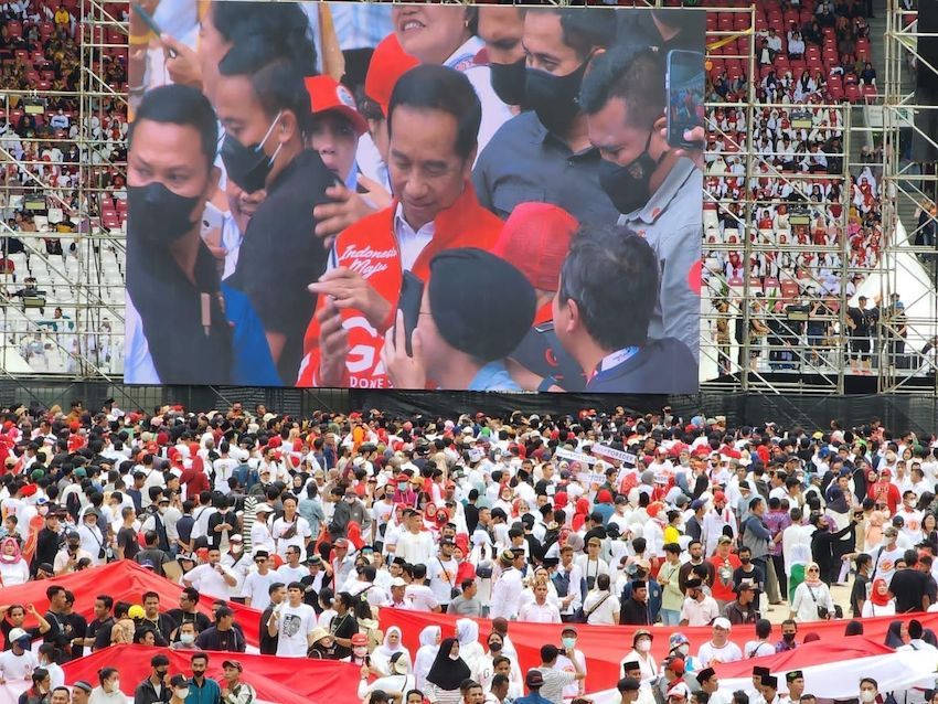 Benarkah Sosok Rambut Putih yang Dimaksud Presiden Itu Ganjar Pranowo? Ernest Prakasa: Akhirnya Pak Jokowi Ter