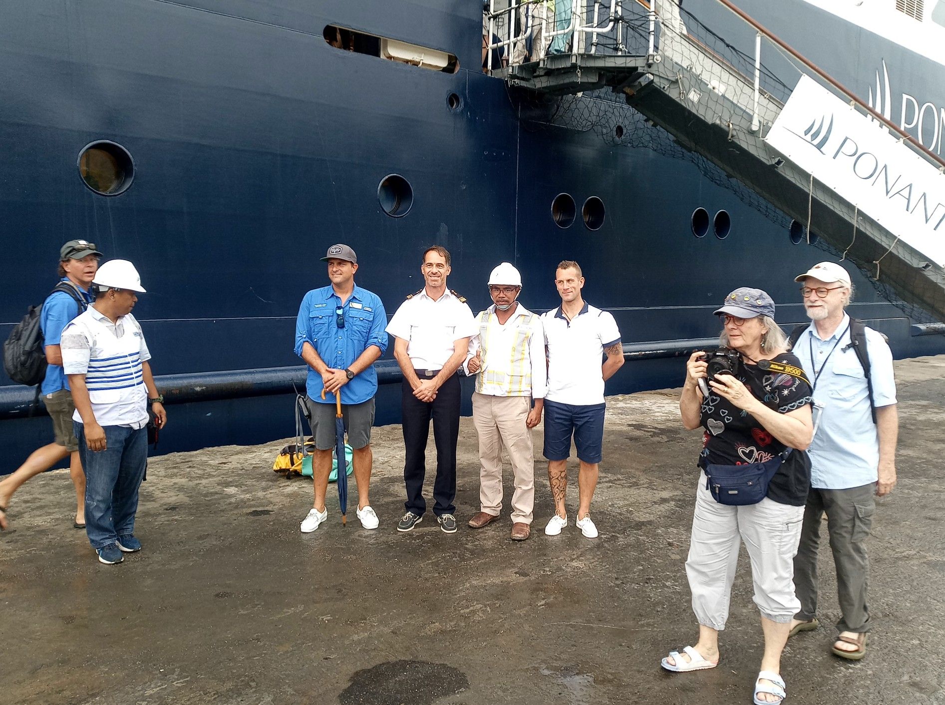 GM PT.Pelindo Kalabahi foto bersama dengan Captein kapal La Laperouse