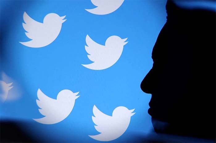 Foto Elon Musk dan logo Twitter terlihat melalui kaca pembesar dalam ilustrasi ini diambil 4 November 2022.