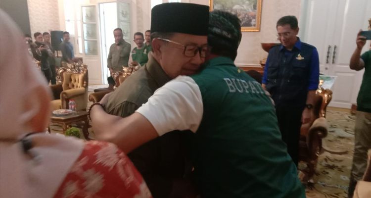 Bupati Cianjur Herman Suherman terima bantuan dari Bupati Bandung Dadang Suherman, Minggu 27 November 2022.