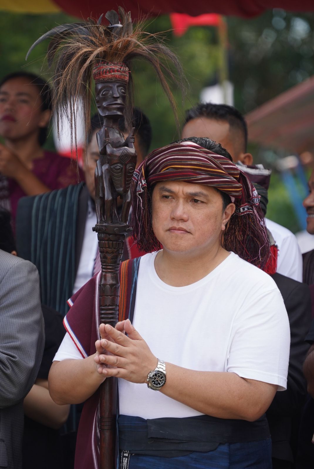 Menteri Badan Usaha Milik Negara (BUMN) Erick Thohir mendapatkan anugerah yaitu diangkat sebagai anak oleh suku bangsa Batak dalam upacara adat Mangain Anak dan Mangalahat Horbo.