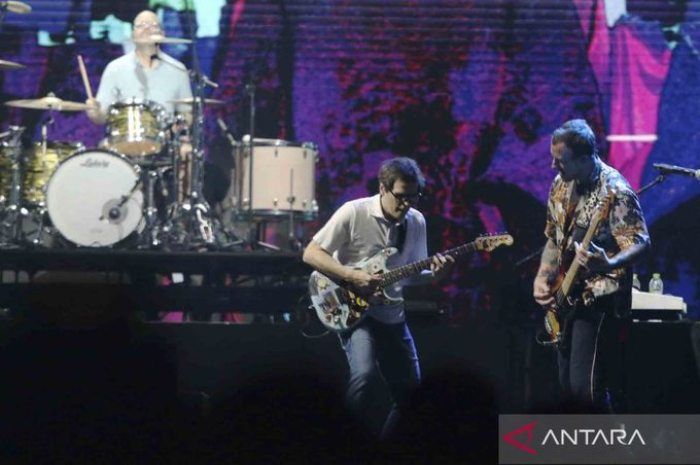 Weezer Sukses Bawakan Lagu Chrisye dan Sapa Penonton Pakai Bahasa Indonesia di Soundrenaline