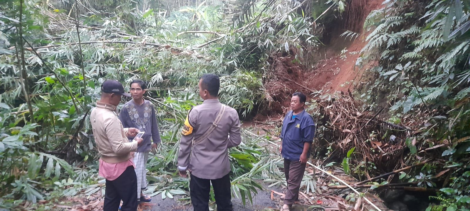 Kondisi longsor di Kecamatan Rembang Purbalingga yang menutup akses jalan penghubung dua desa, Senin 28 November 2022