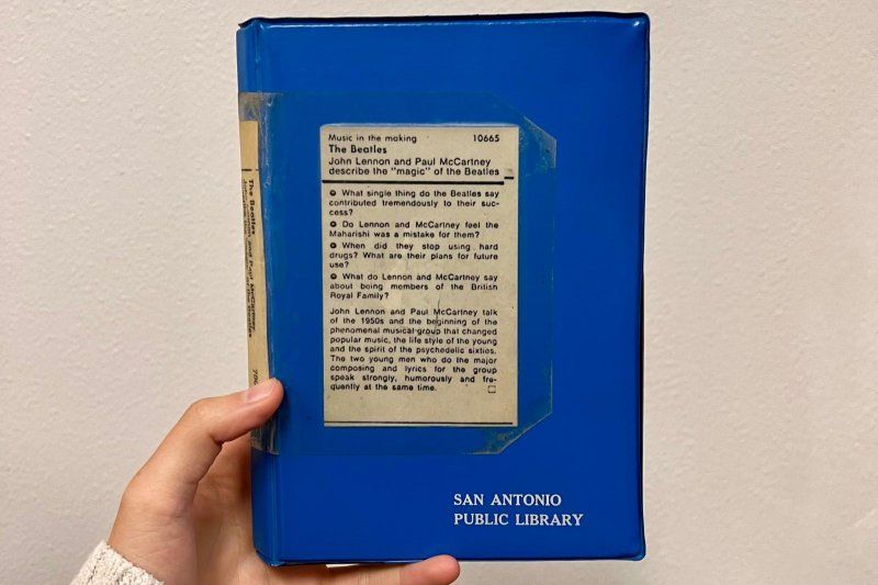 Pegawai Perpustakaan Masyarakat San Antonio menemukan sebuah kaset Beatles yang dikembalikan.*  