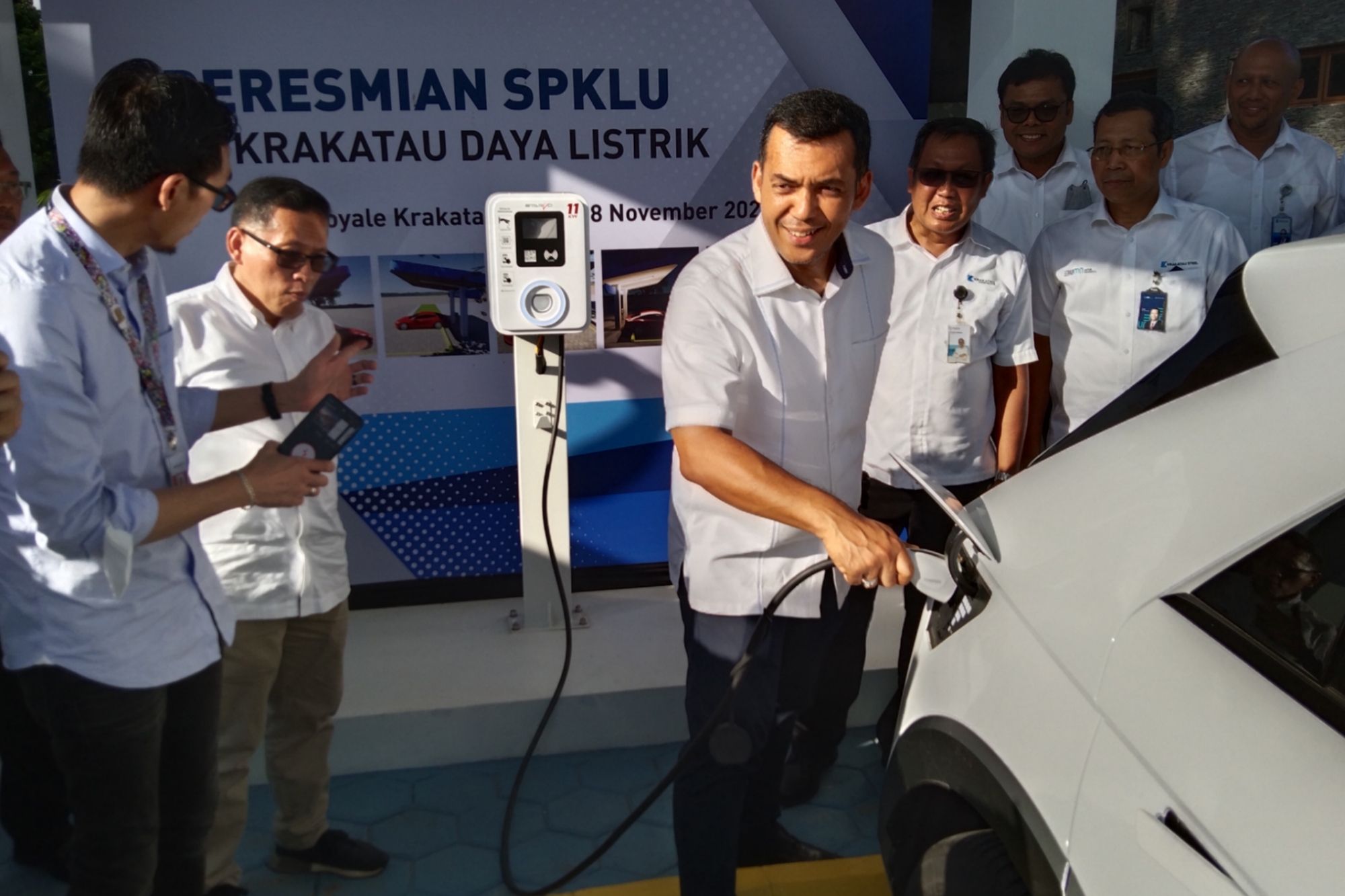 Dirut PT KS Silmy Karim saat mencoba mengisi listrik pada salah satu kendaraan listrik.