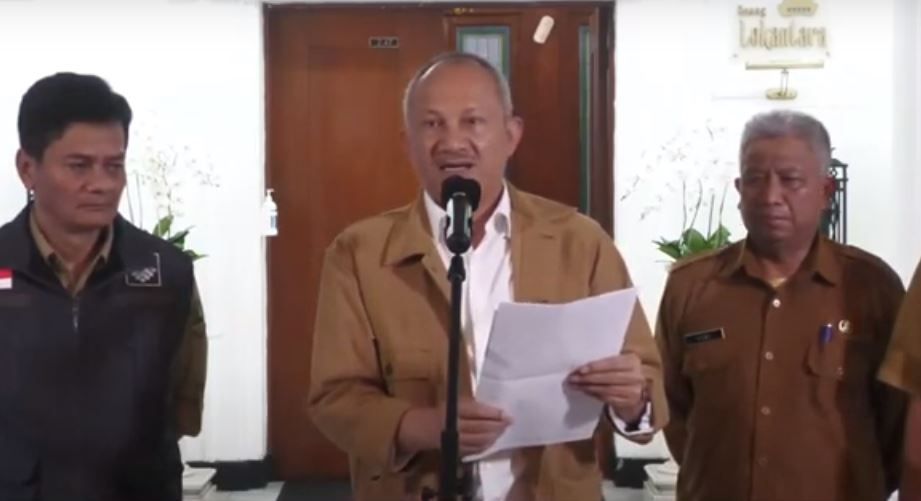 Sekda Jawa Barat Setiawan Wangsaatmaja saat menyampaikan keterangan pers tentang penetapan UMP Jawa Barat 2023.